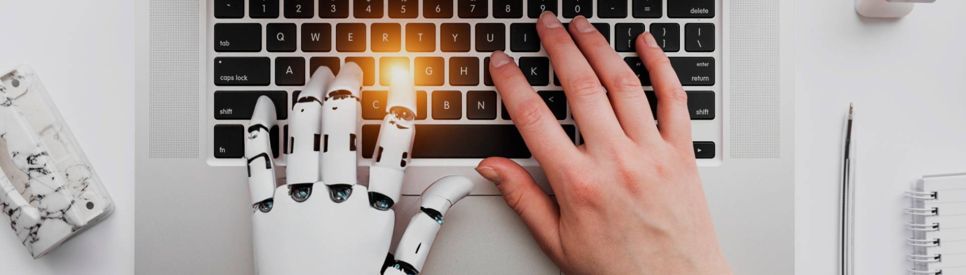 mão robótica simulando inteligencia artificial